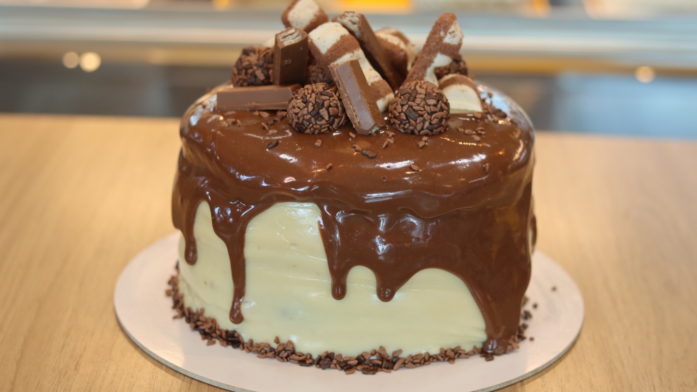 Торт с шоколадной глазурью и конфетами