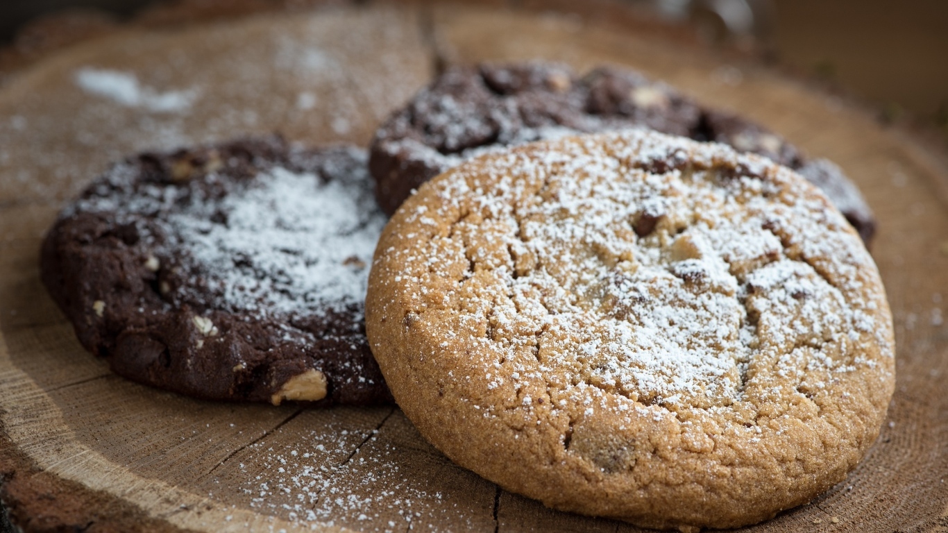 Шоколадное и овсяное печенье с сахарной пудрой на столе