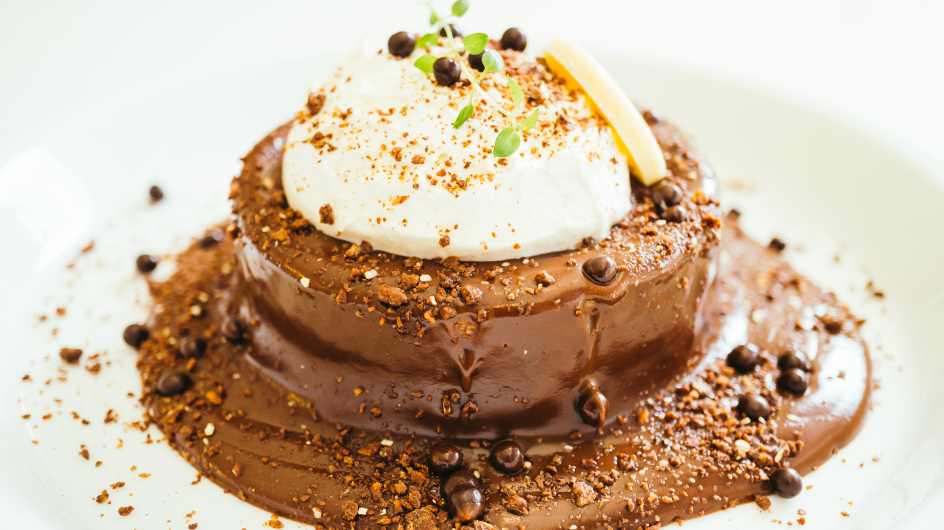 Пирожное в шоколаде со взбитыми сливками