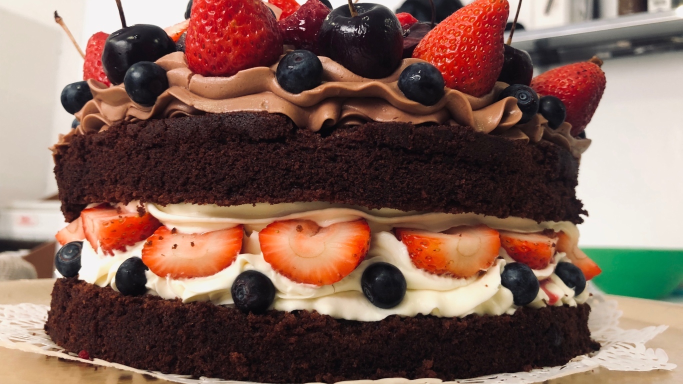 Шоколадный торт с белым кремом и ягодами