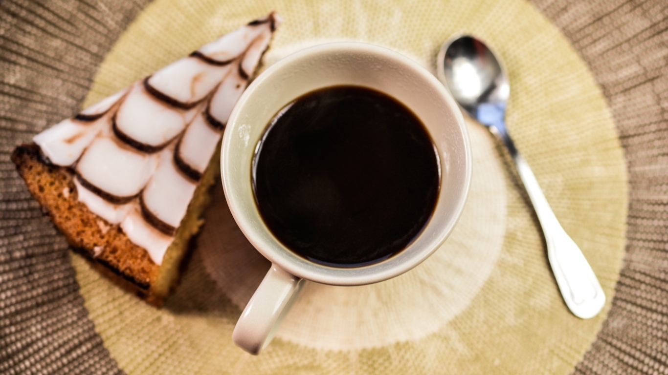 Кофе с куском торта на столе