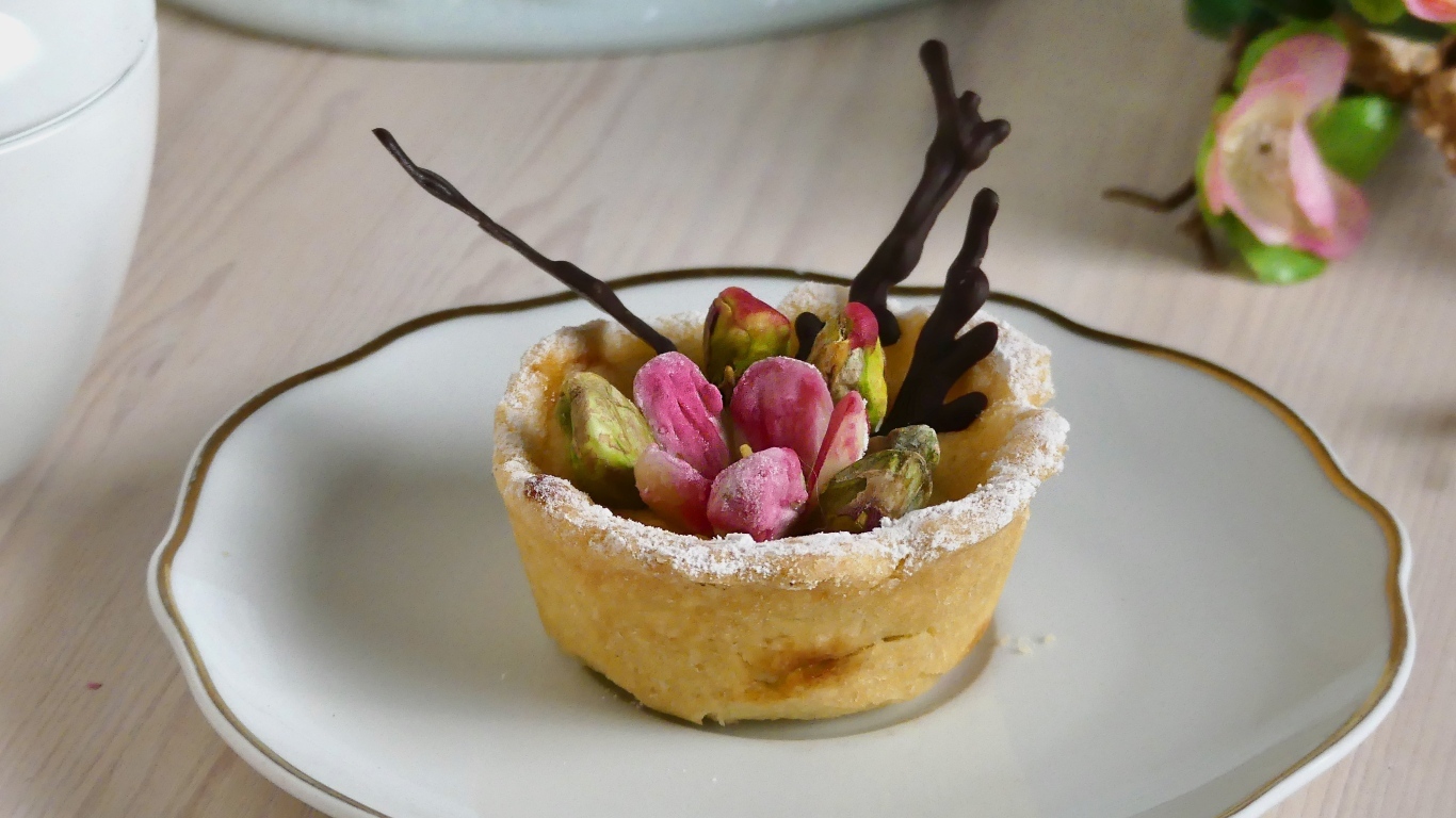 Кекс как произведение искусства на тарелке