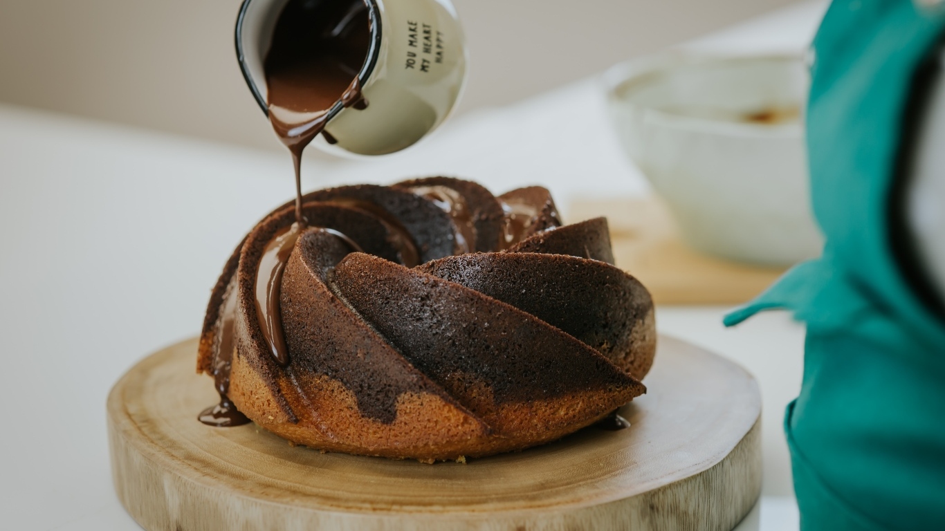 Кекс покрывают растопленным шоколадом