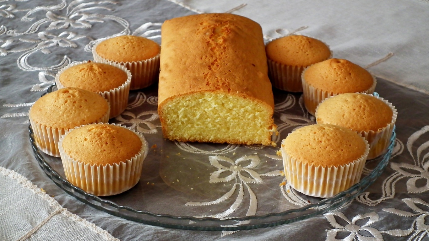 Кексы на стеклянной тарелке на столе