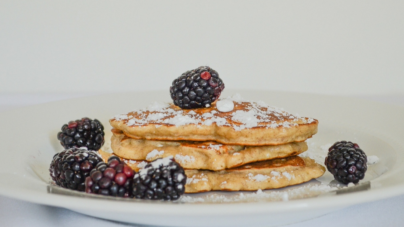 Капкейки с сахарной пудрой и ягодами черники