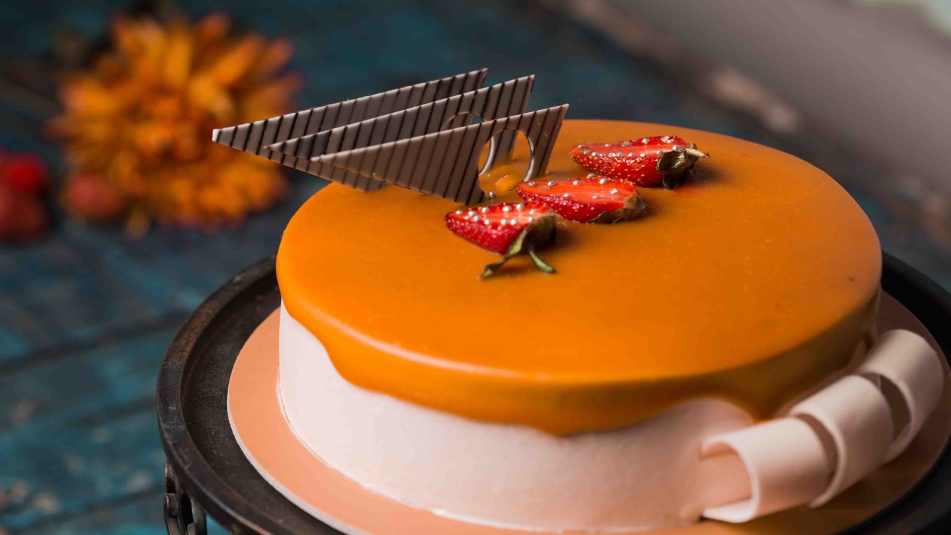 Аппетитный торт мусс с ягодами клубники