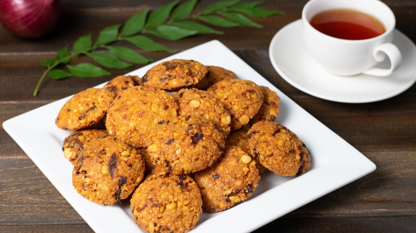 Вкусное  сладкое печенье с чашкой чая