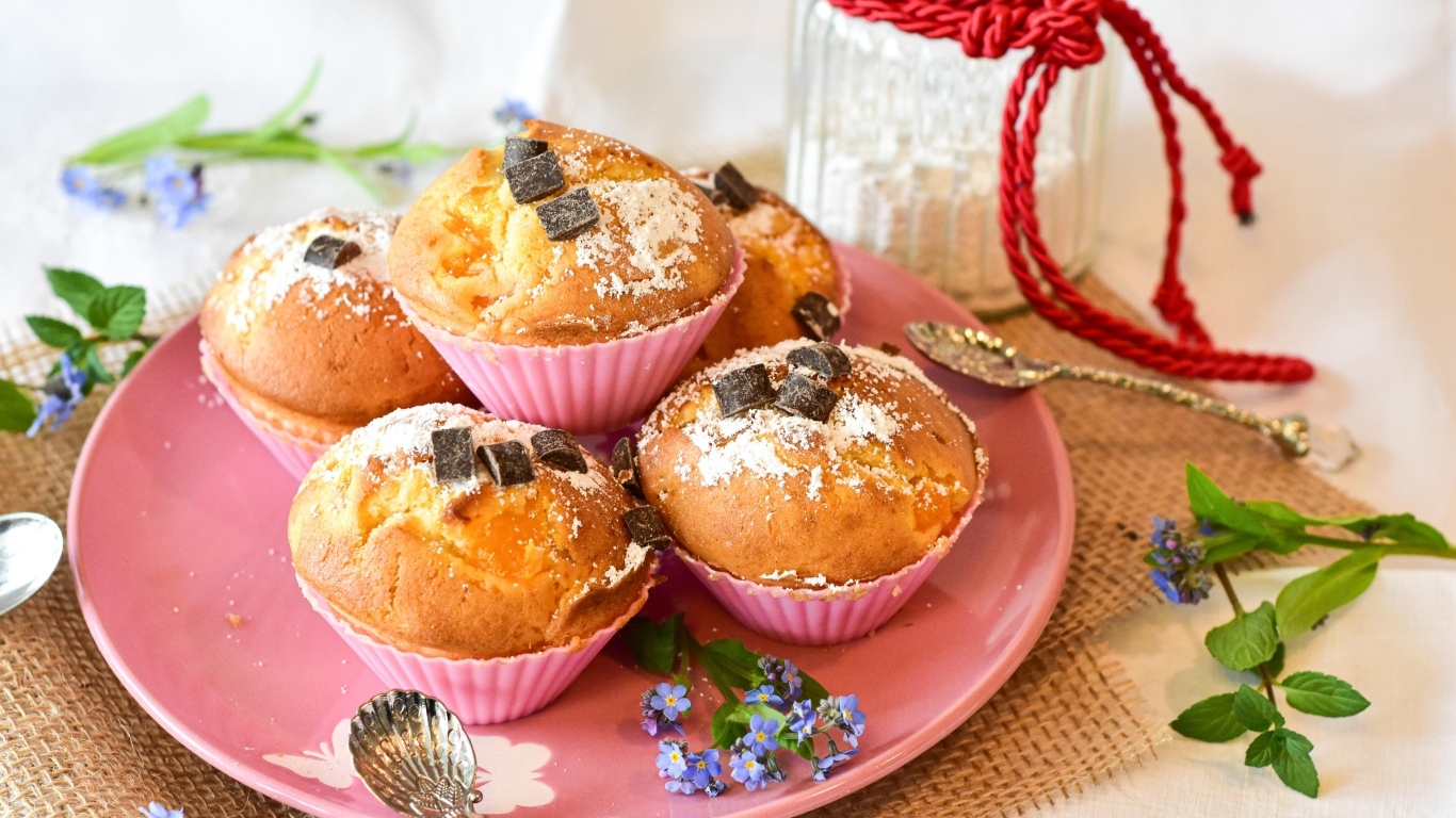 Вкусные сладкие свежие кексы на тарелке