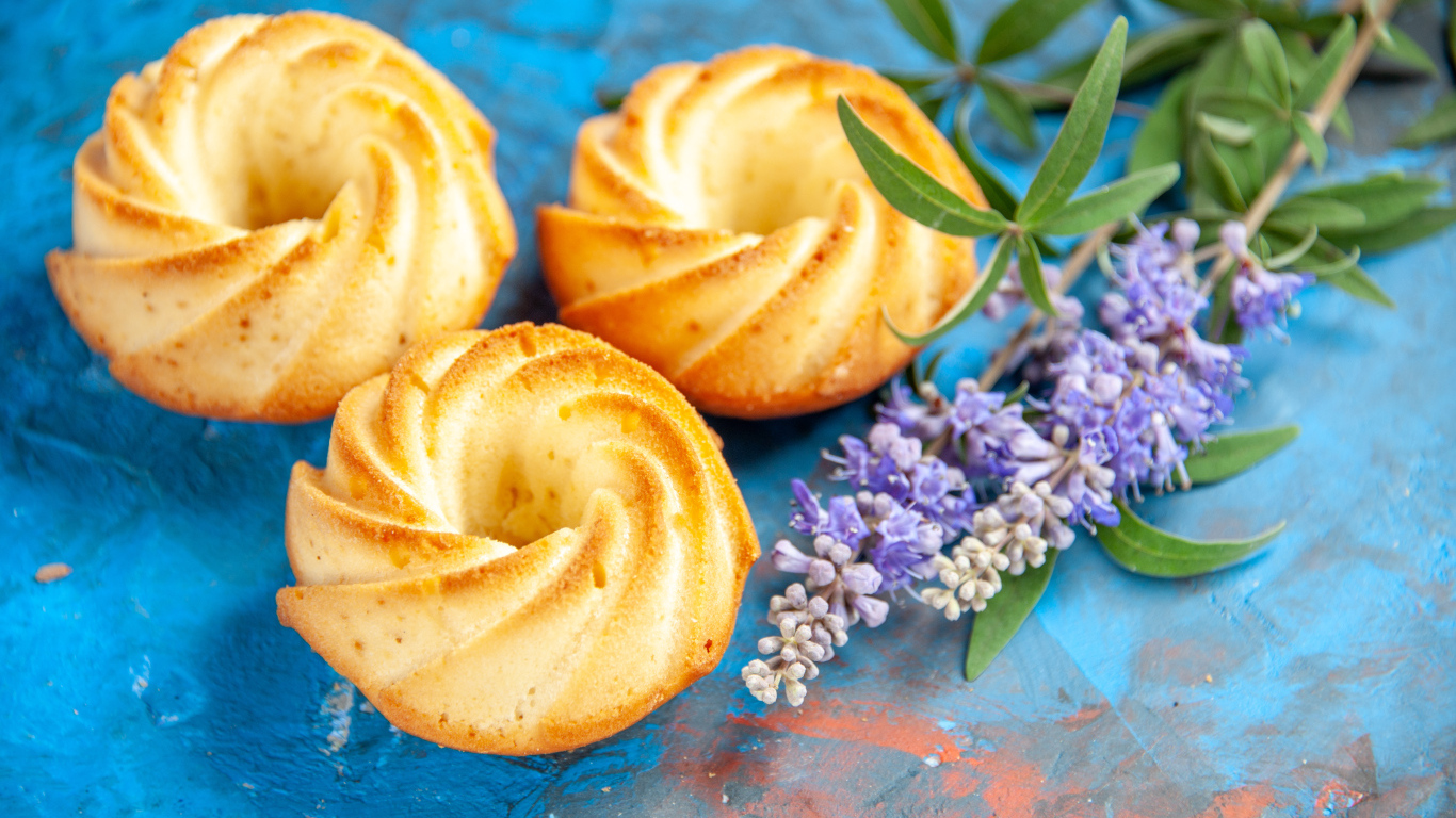 Вкусное сладкое песочное печенье с цветами на столе