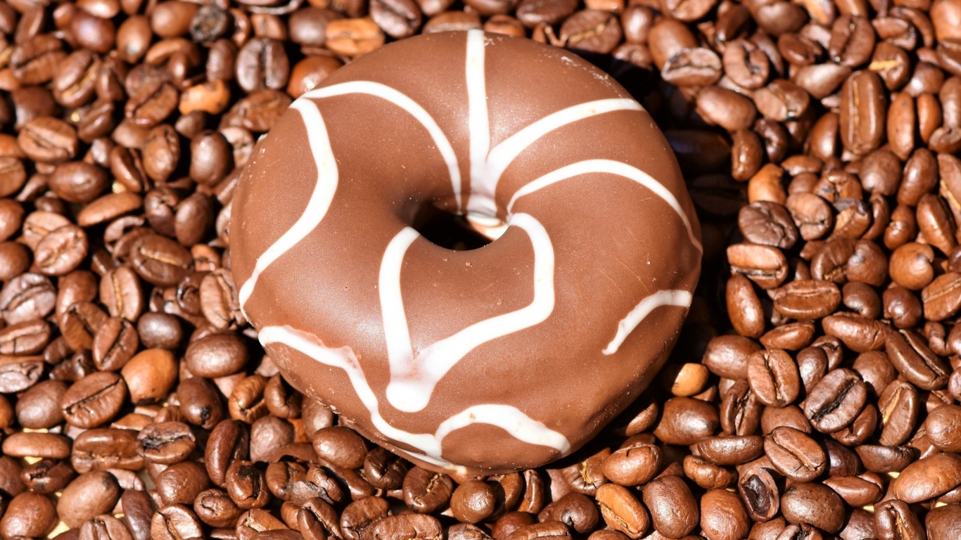 Донат с шоколадной глазурью и кофейными зернами