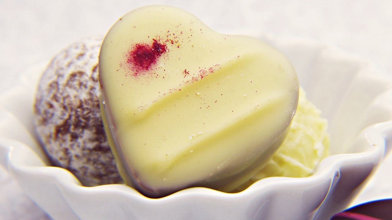 Конфета в форме сердца в белом шоколаде
