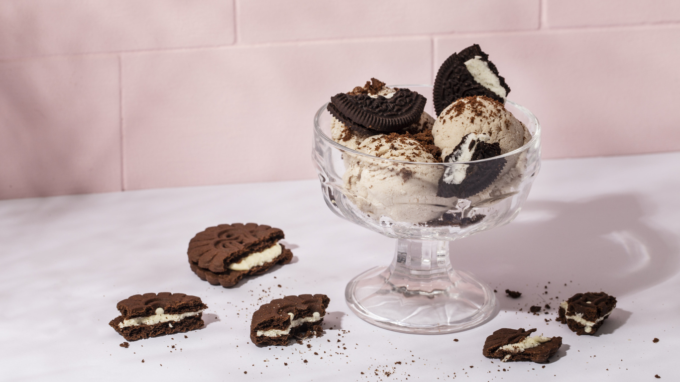 Мороженое в креманке с шоколадным печеньем