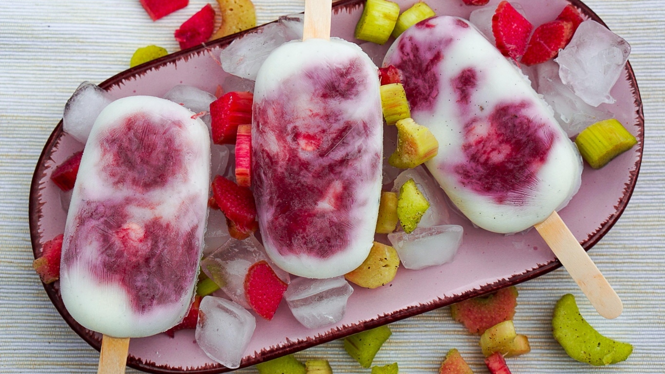 Мороженое на тарелке со льдом и ревенем