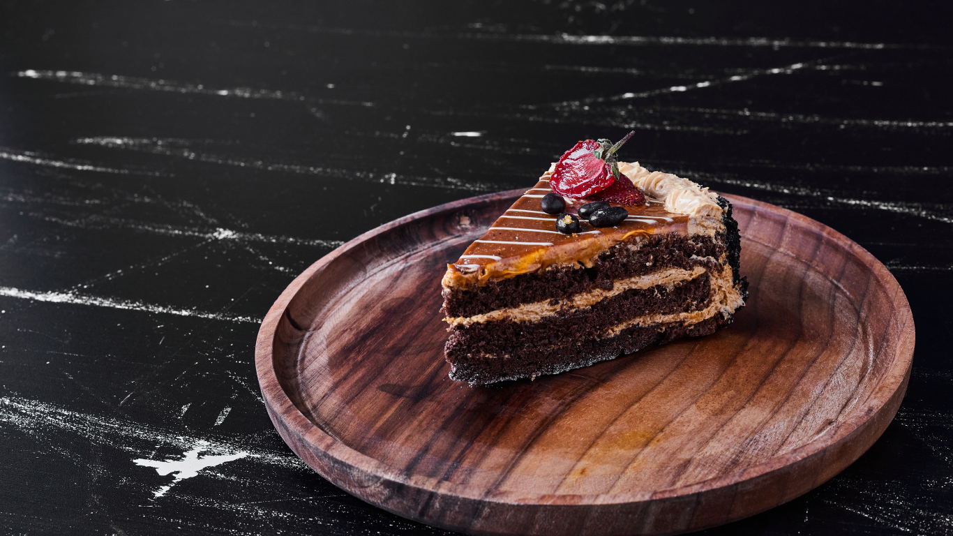 Большой кусок торта на деревянной доске