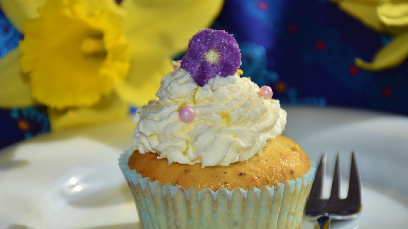 Маффин с белым кремом крупным планом