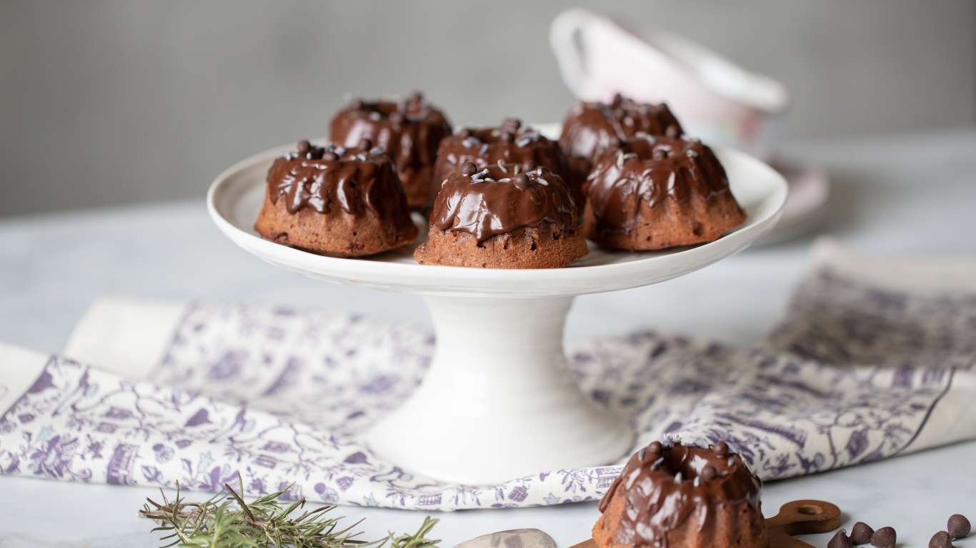 Маффины с шоколадной глазурью на столе