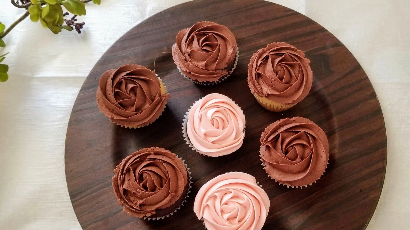 Маффины с розовым и шоколадным кремом