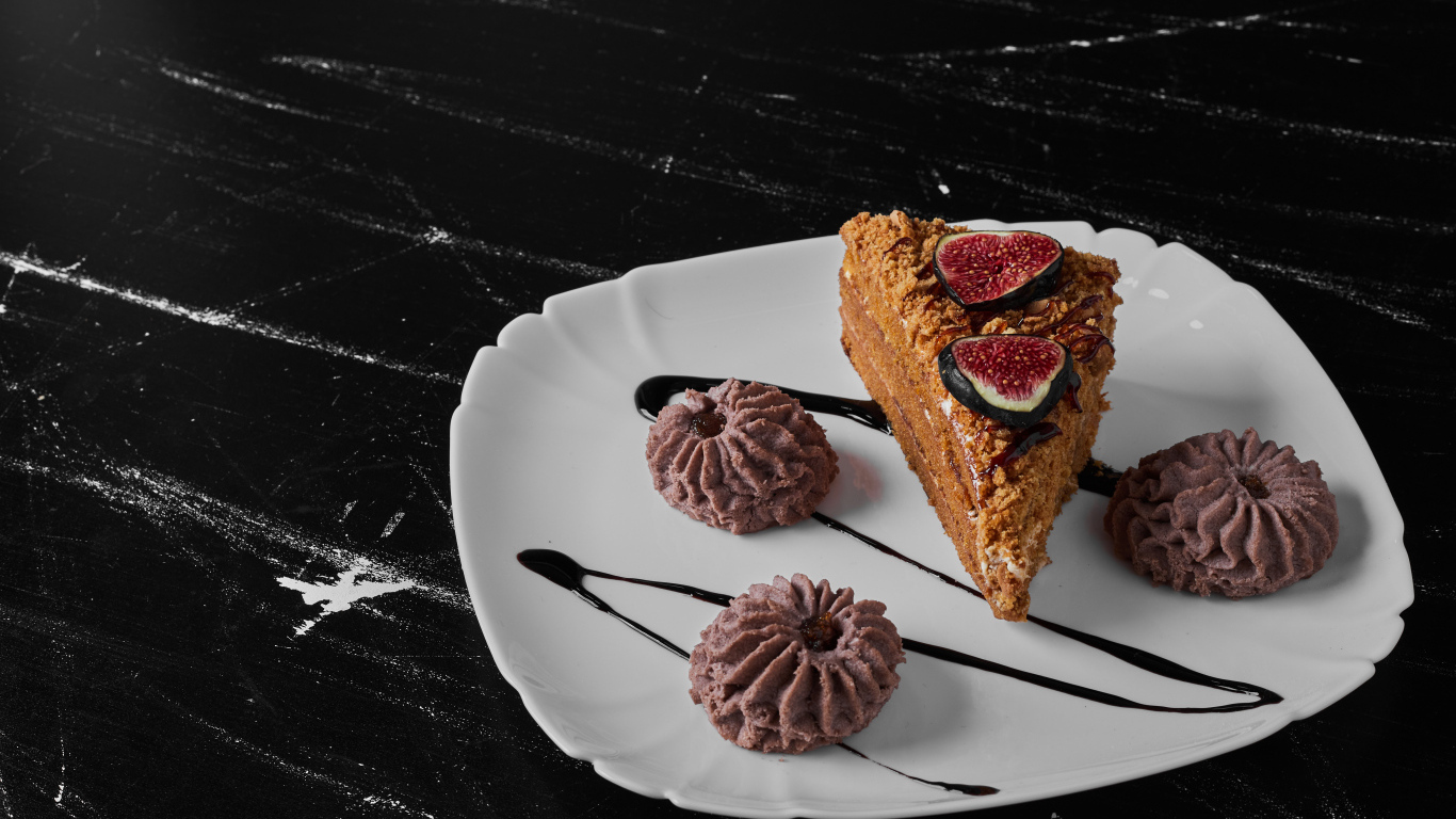 Кусок торта с печеньем на белой тарелке