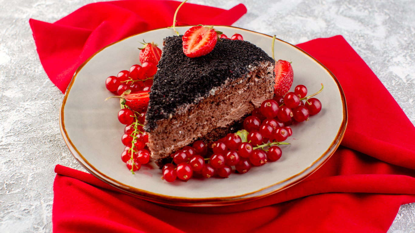 Кусок торта с красной смородиной и клубникой