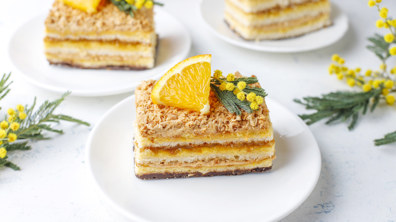 Кусок сладкого торта с кусочком лимона