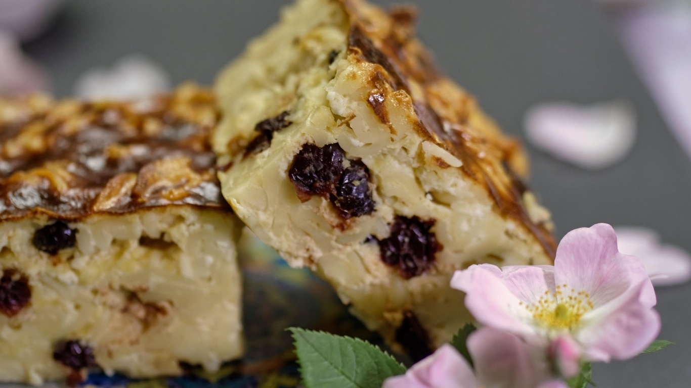 Кусочки запеканки с изюмом на столе