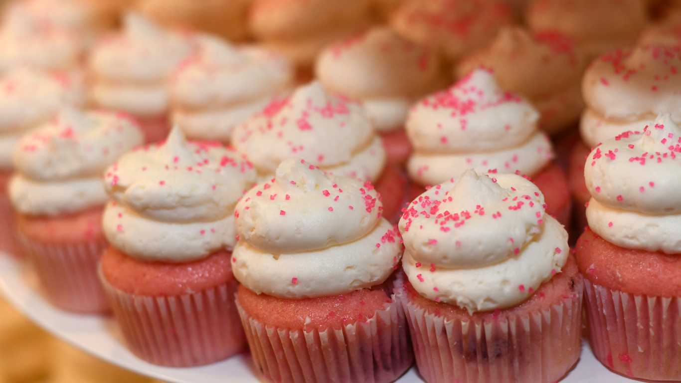 Маленькие розовые кексы с кремом