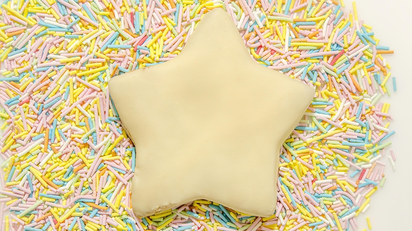 Имбирный пряник в форме звезды с сахарной посыпкой