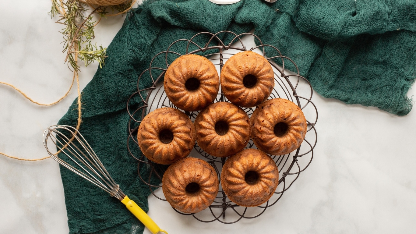 Сладкие вкусные кексы на столе с тканью