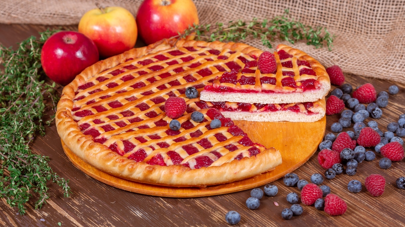 Сладкий пирог с ягодами малины, черники и яблоками