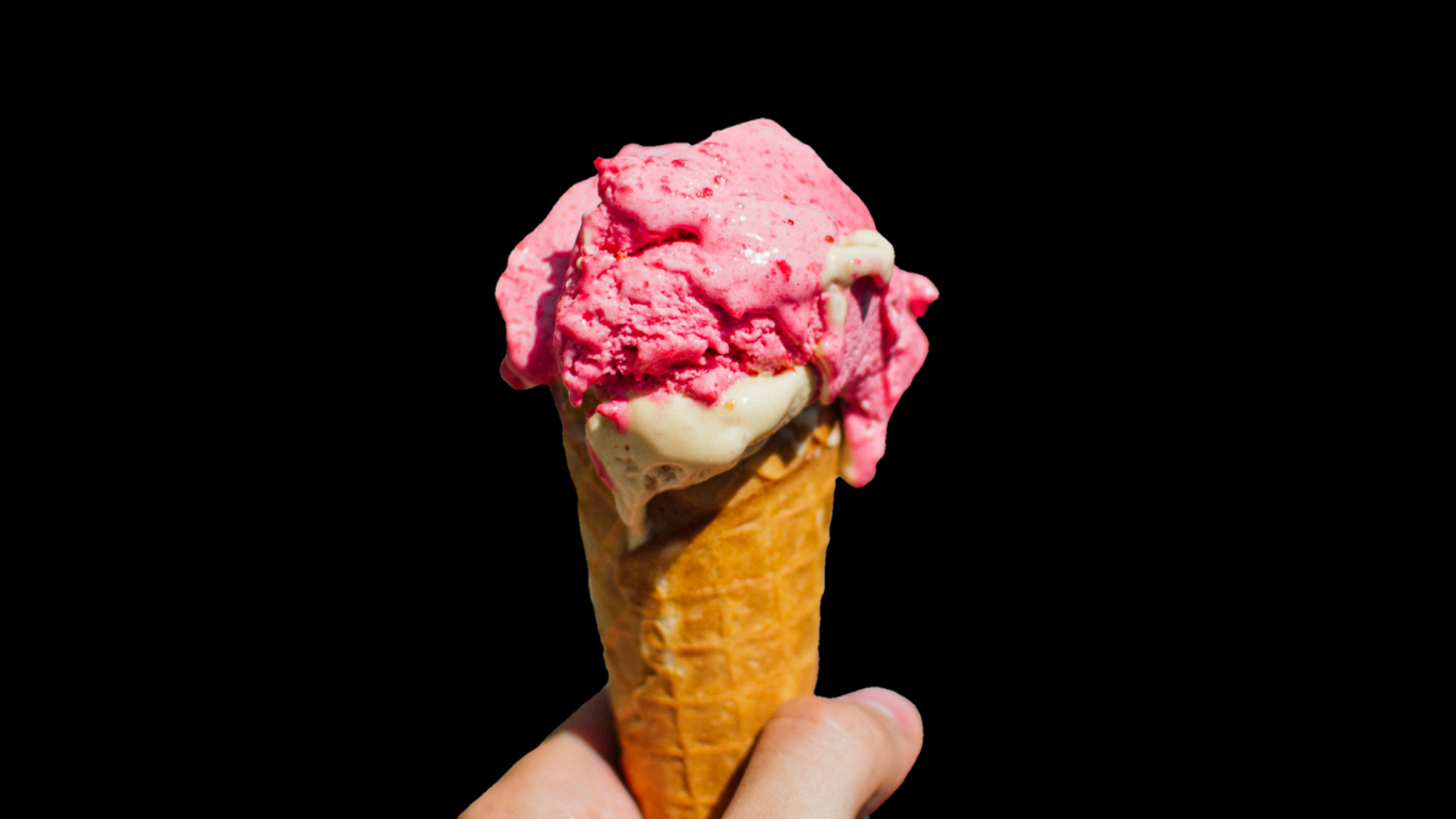 Сладкое малиновое мороженое в вафельном рожке