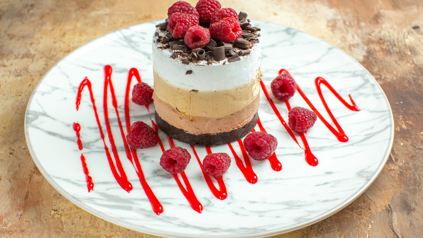 Торт три шоколада с ягодами малины