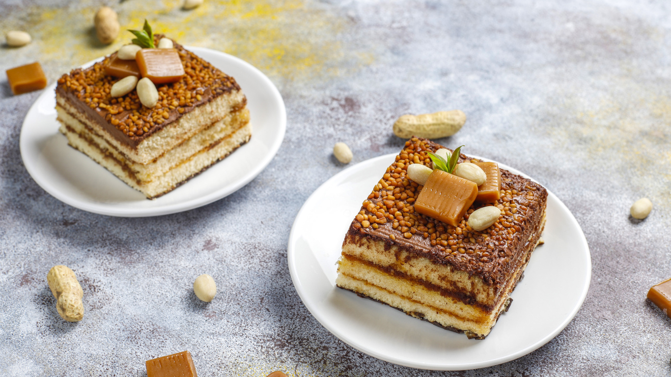 Два куска карамельного торта с ирисками