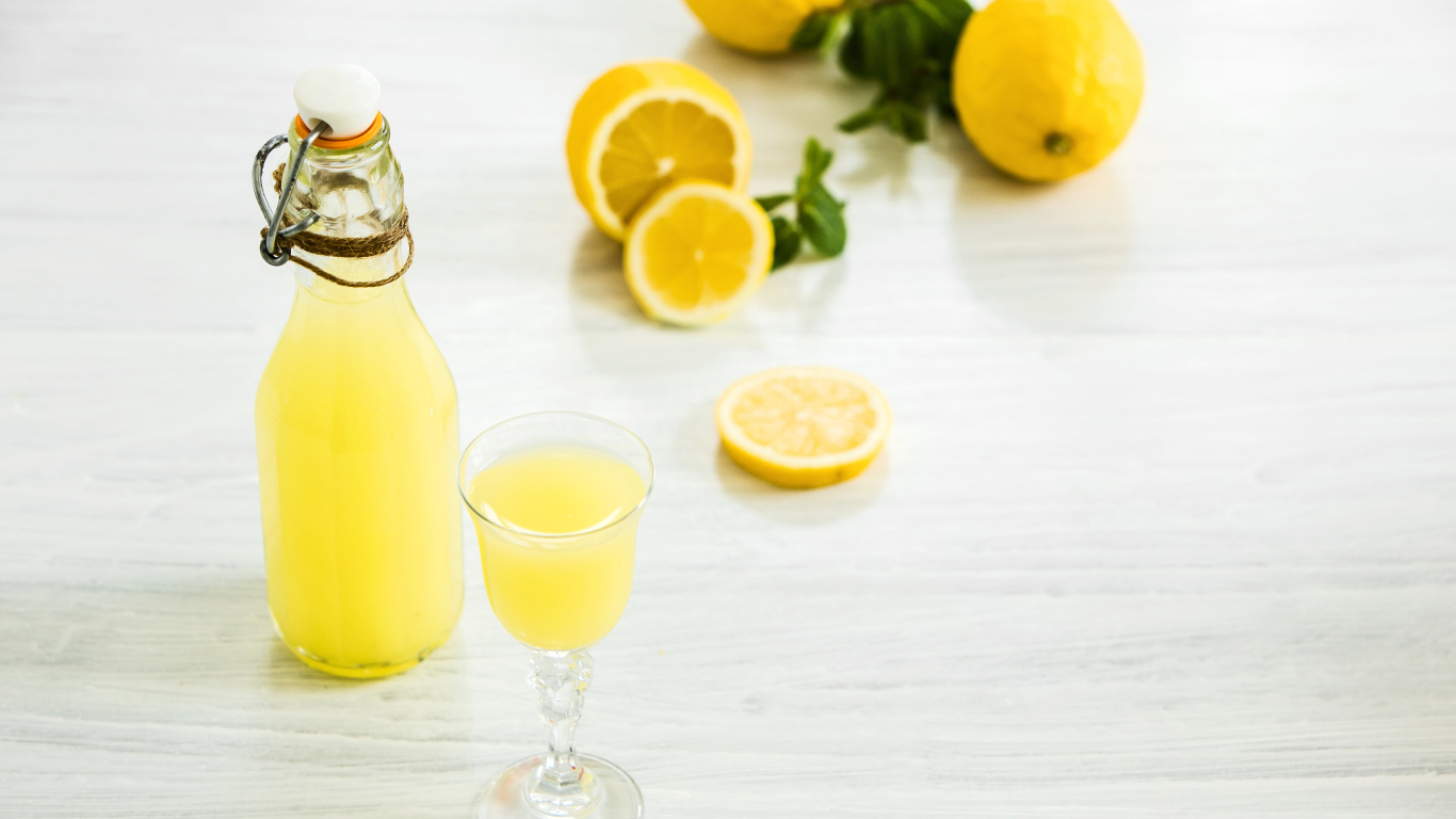 Итальянский традиционный ликер лимончелло с лимоном