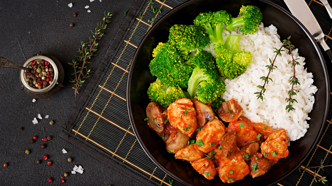Курица с рисом и брокколи на сковороде