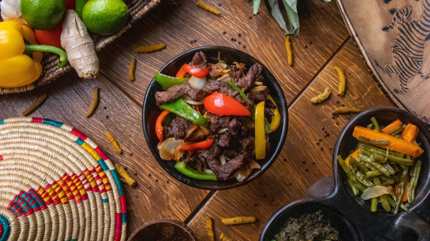 Мясо по корейски с овощами в тарелке на столе