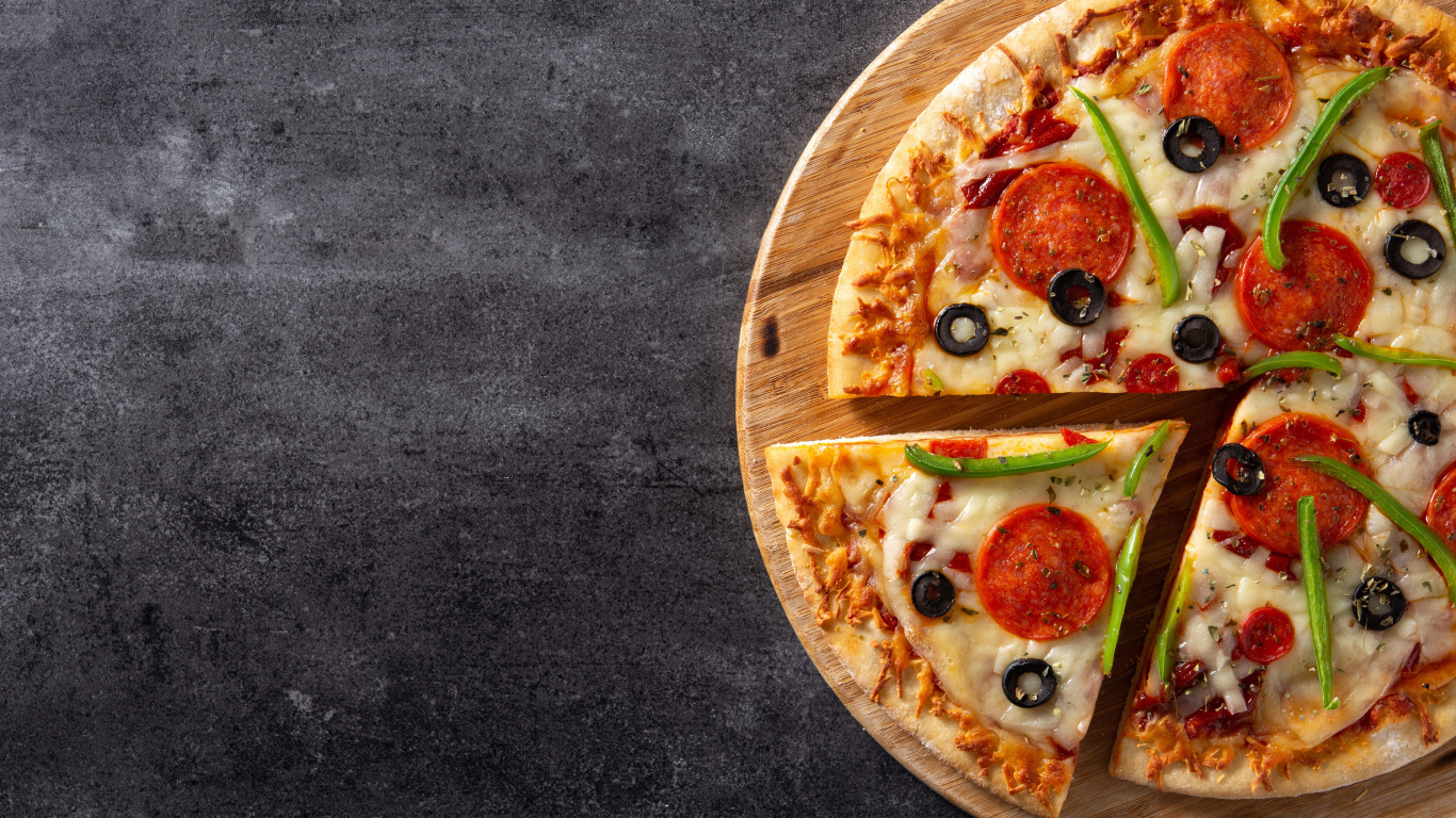 Аппетитная пицца с колбасой на столе