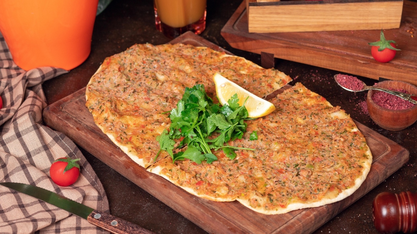 Турецкая пицца Лахмаджун на столе