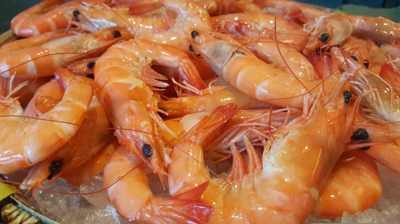 Вкусные креветки на тарелке крупным планом