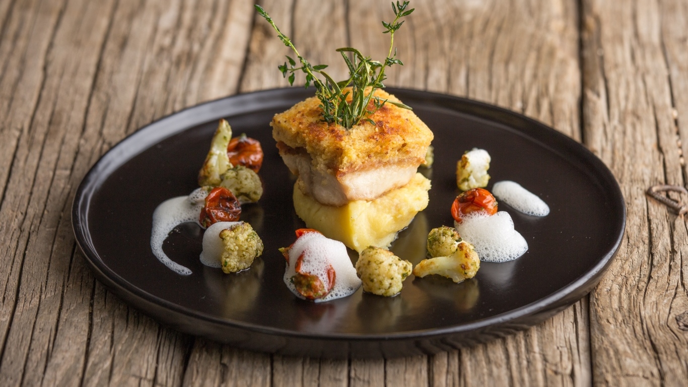 Рыба с овощами на тарелке