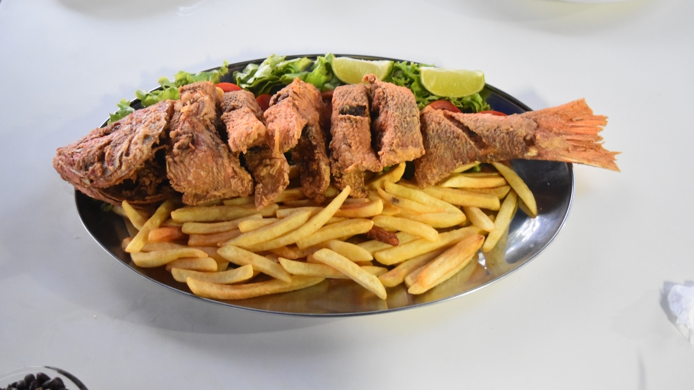 Жареная рыба с картофелем фри и салатом