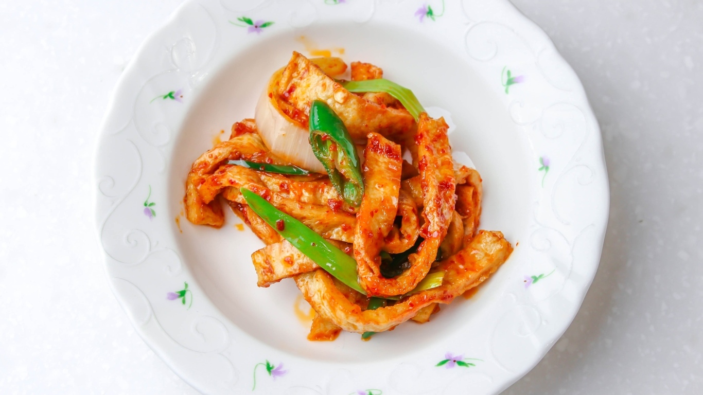 Острая рыба кусочками на тарелке