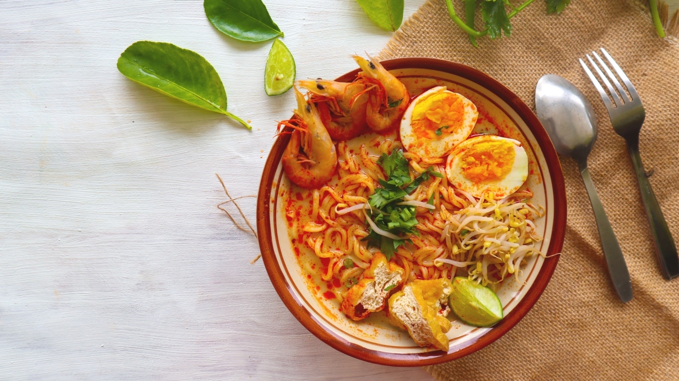 Вермишель с морепродуктами и яйцами