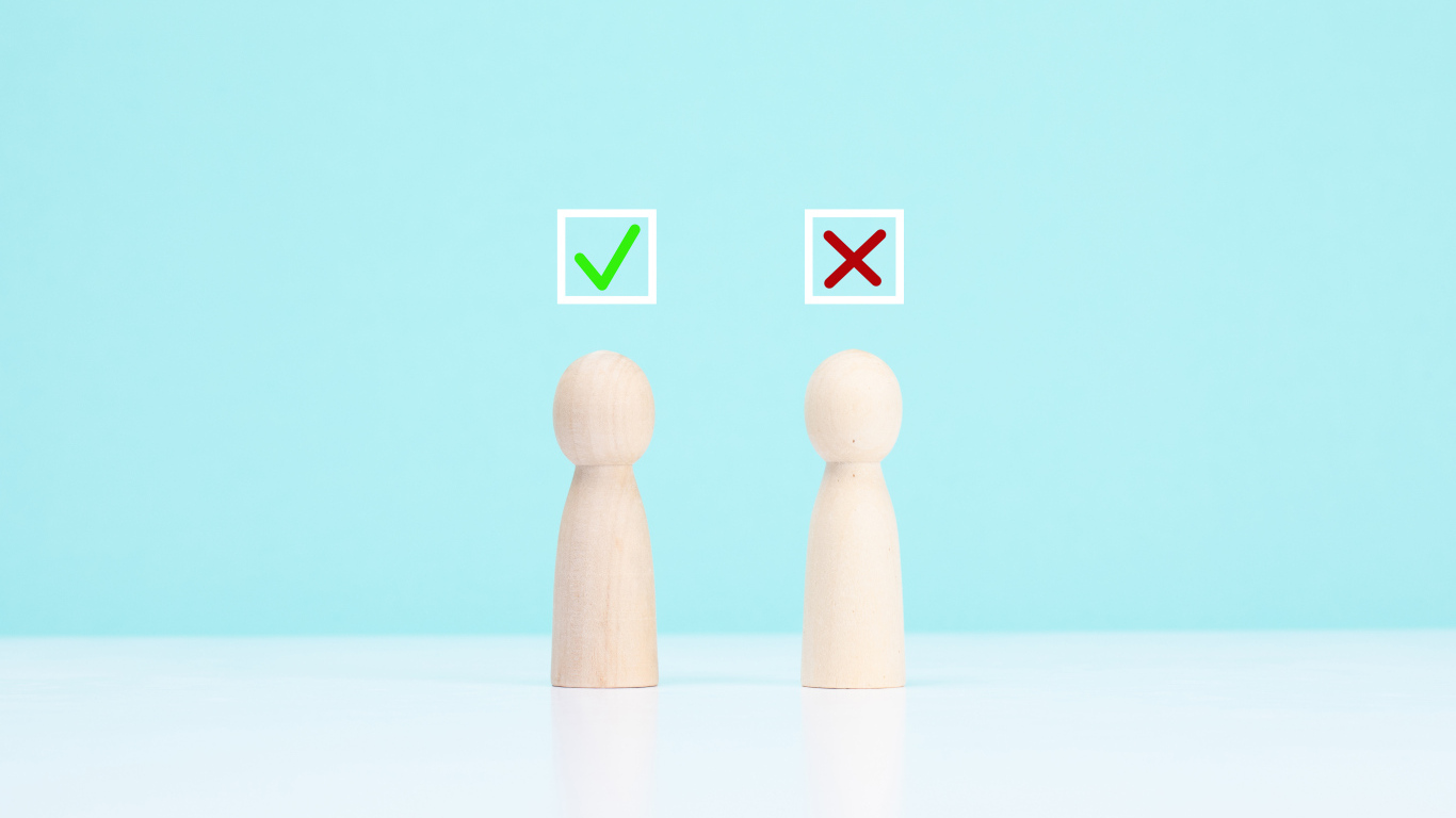 Две кегли с правом выбора на голубом фоне