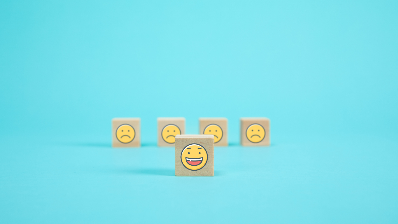 Деревянные кубики со смайлами на голубом фоне