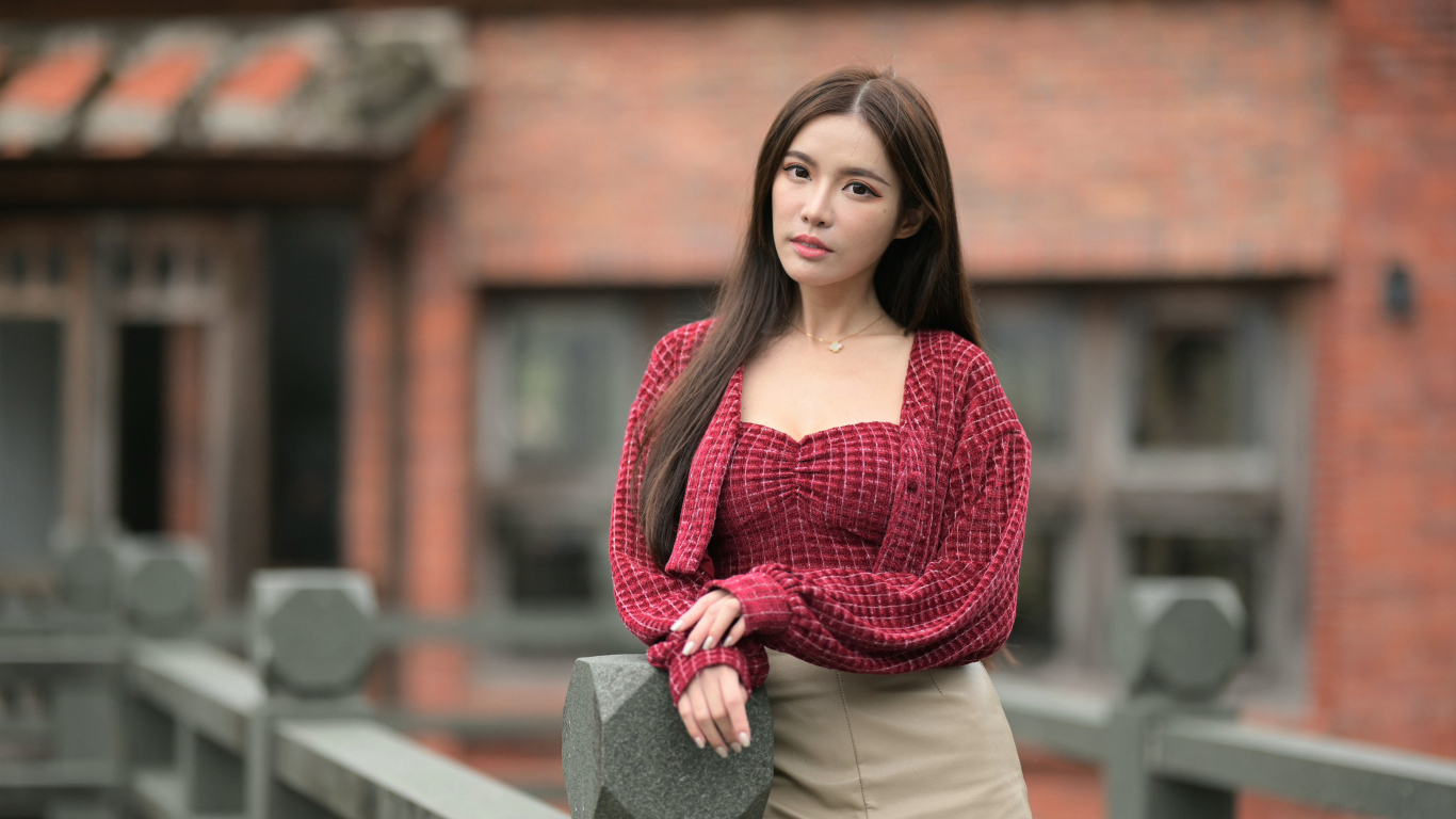 Девушка азиатка в красной кофте
