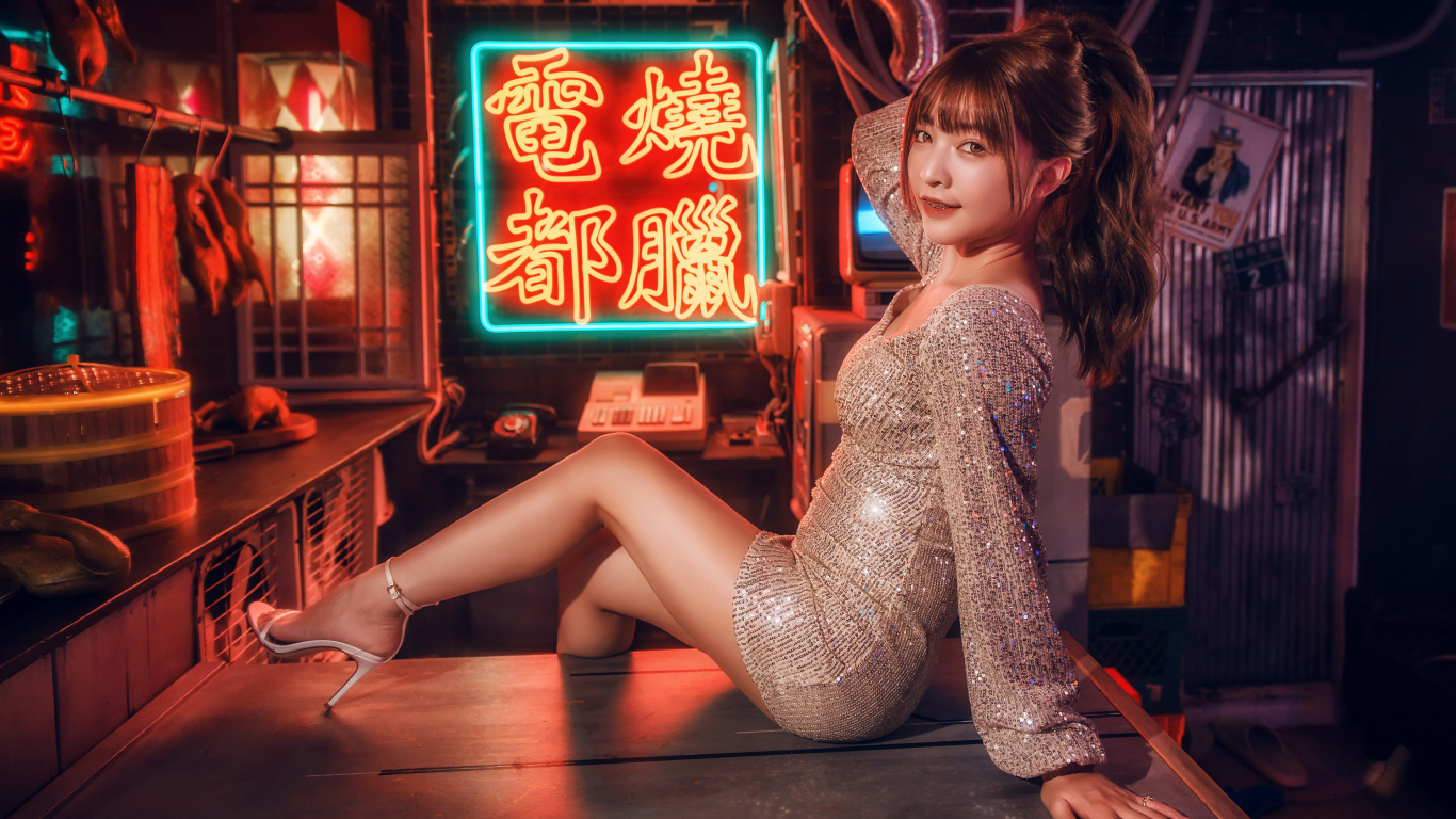 Девушка азиатка в блестящем платье в клубе