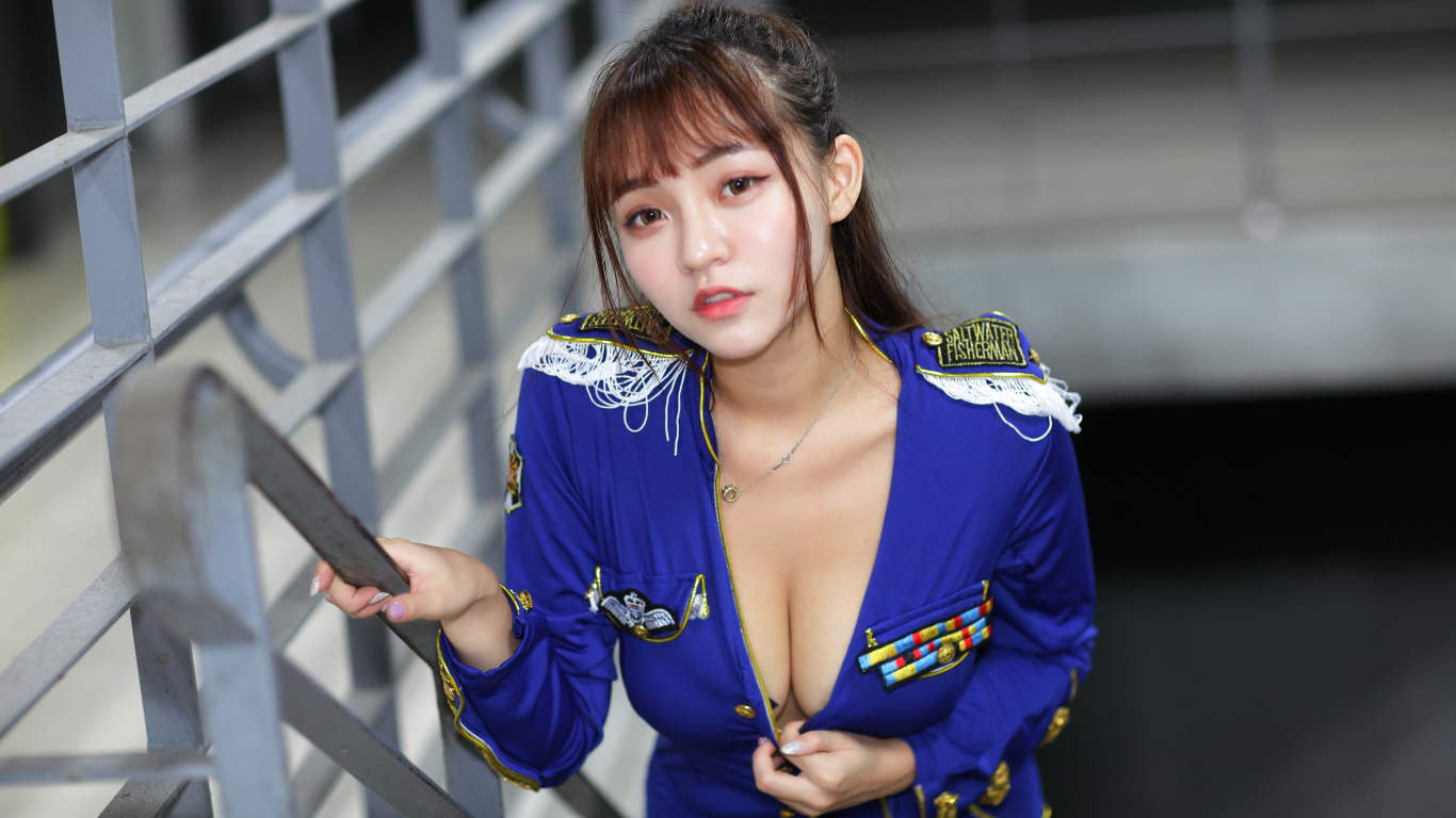 Девушка азиатка в форме стоит на ступеньках