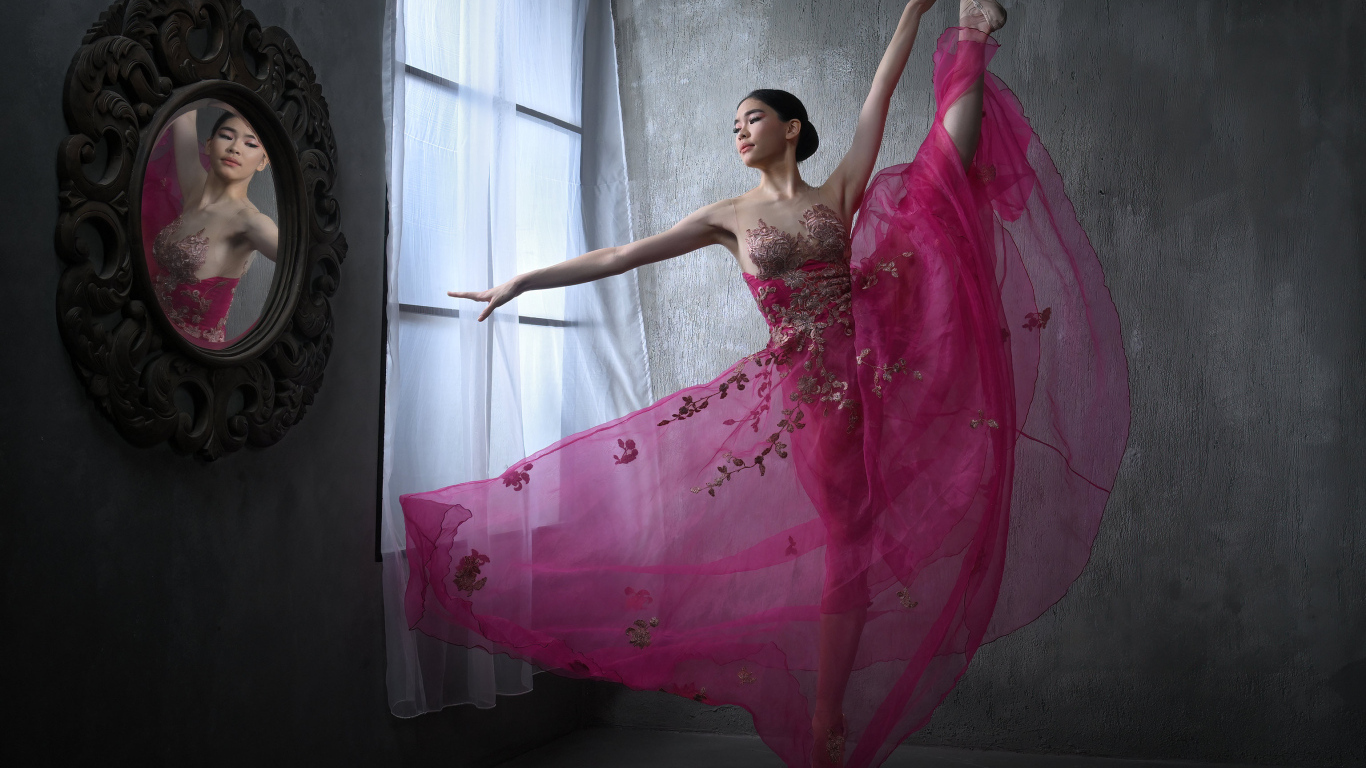 Девушка балерина в красивом розовом платье у окна