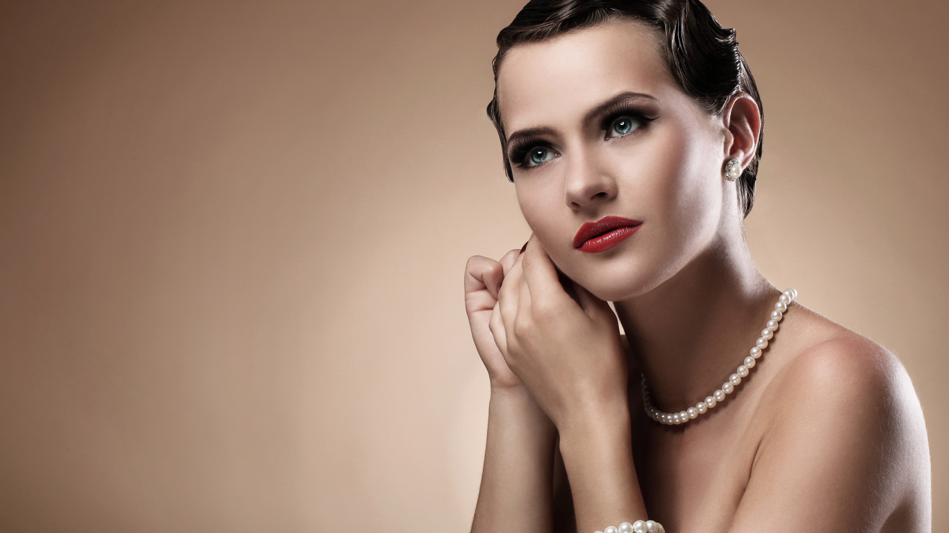 Красивая голубоглазая девушка модель с украшениями из жемчуга