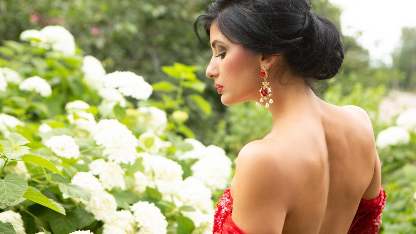 Красивая девушка у белых цветов гортензии